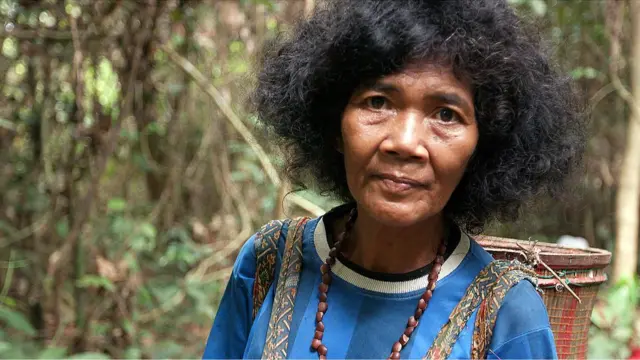 Perempuan Orang Rimba di hutan