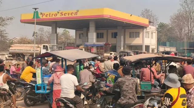 မြဝတီမြို့က မတ် ၄ ရက်မှာ ဖွင့်လှစ်ရောင်းချသေးတဲ့ ဆီဆိုင်အနည်းငယ်ထဲက တစ်ဆိုင်ရှေ့မှာ ဆီတန်းစီဝယ်နေသူတွေ