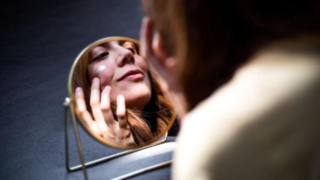 Mujer mirándose al espejo 