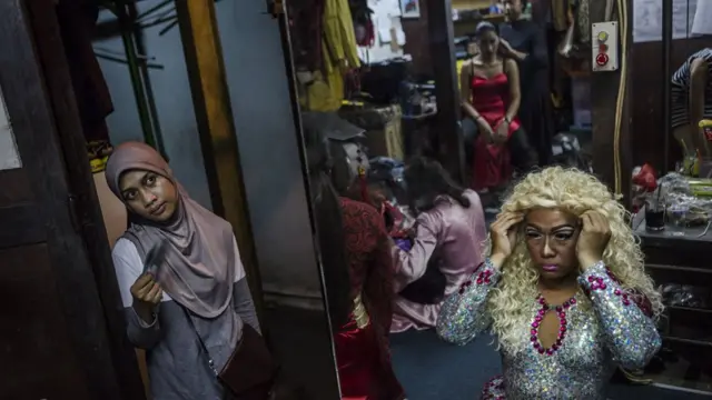 Aksi di balik panggung kabaret waria di Yogyakarta pada Februari 2016 lalu.