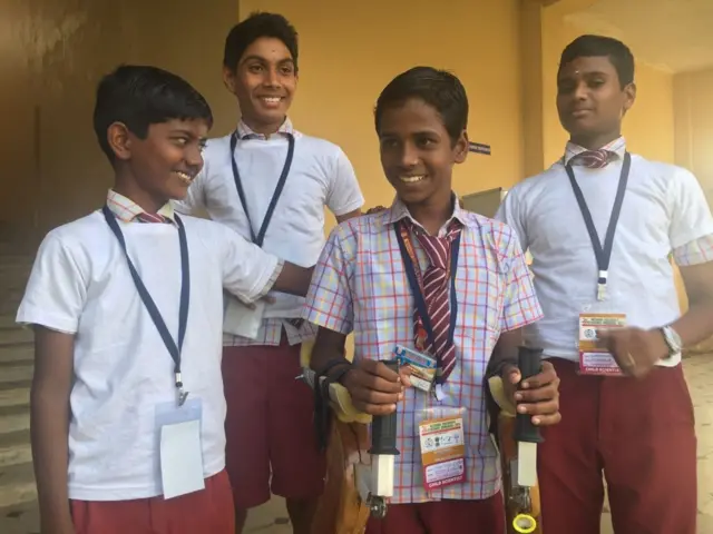 சகமாணவர் ஒருவர் மாற்றுத்திறனாளியாக இருப்பதால் அவர் சிரமப்படாமல் நடப்பதற்கு 'ஈசி வாக்கர்'