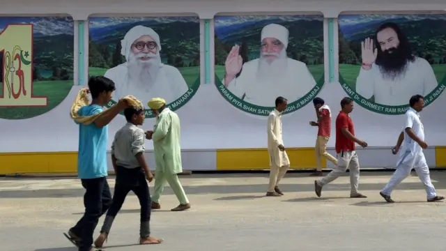 Hindistan sokaklarında dini liderlerin resimleri