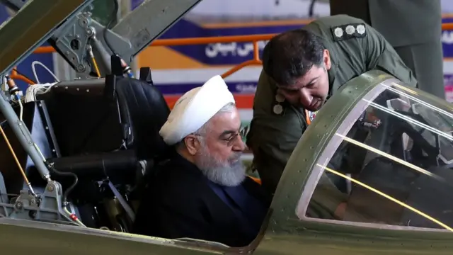 حسن روحانی رئیس جمهور ایران از این جت که کوثر نام دارد در غرب تهران بازدید کرد