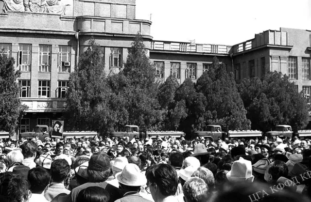 1937-жылдардагы саясий репрессия курмандыгы болгон 137 адамдын сөөгүн кайра жерге берүү, 1991-жыл, Бишкектин Эски аянты