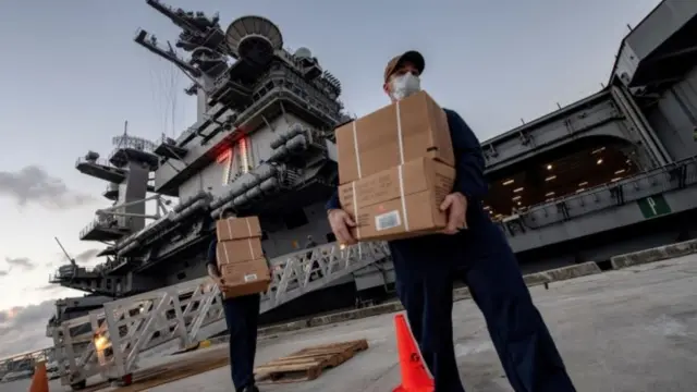 Доставка еды на авианосец "Теодор Рузвельт"