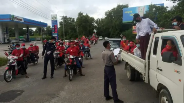 NLD ပါတီက လူအင်အားထောင်နဲ့ချီ အင်အားပြလှည့်လည်