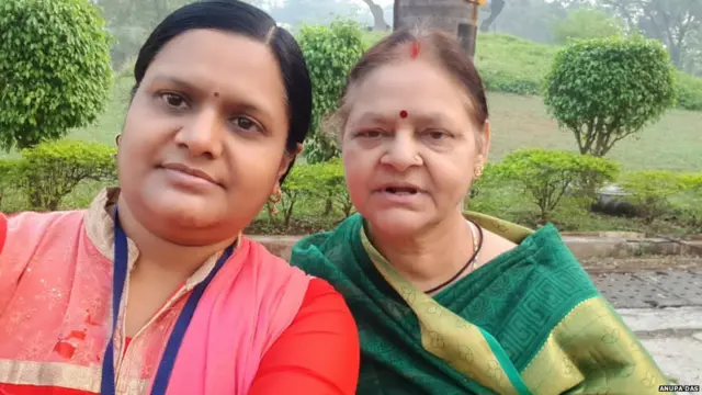 अपनी मां के साथ अनूपा दास