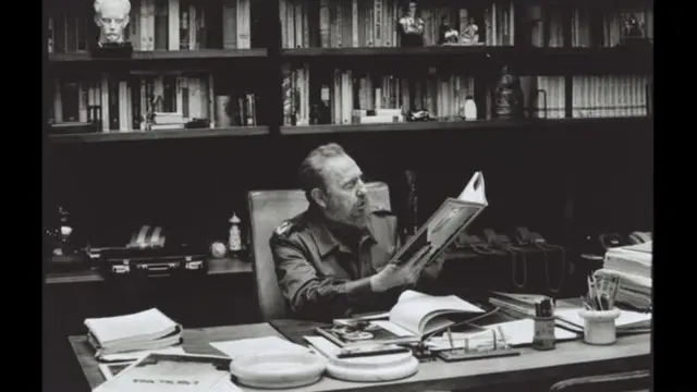 كاسترو في مكتبه