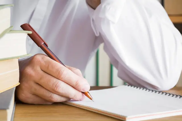 Hombre escribiendo una carta