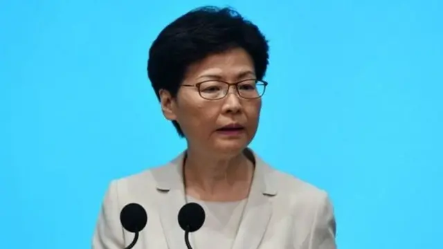 Carrie Lam fala à imprensa