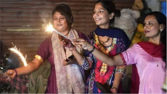 दिवाळी साजरी करणाऱ्या पाकिस्तानातील हिंदू महिला