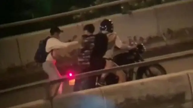 기다리고 있던 오토바이를 타고 교내를 빠져나가는 학생들