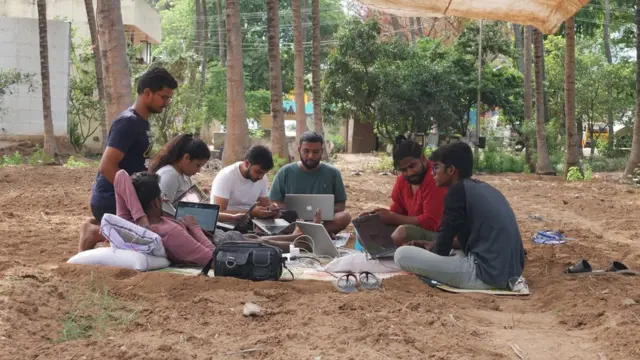 கொரோனா வைரஸ்:கிராமத்தில் முளைத்த ஐ.டி நிறுவனம்