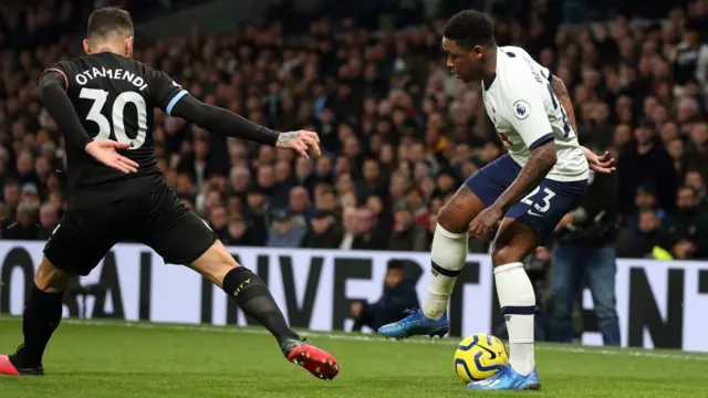 Steven Bergwijn de Tottenham, aux prises avec Otamendi de Manchester City, le 2 février 2020 à Londres.