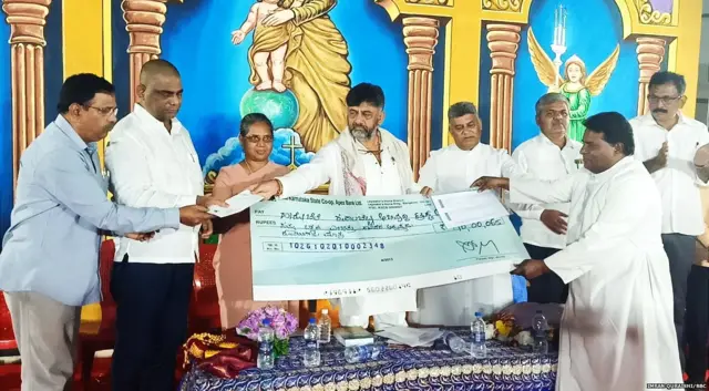 शिवकुमार ने ज़मीन के लिए 10 लाख रुपये का चेक दिया था.