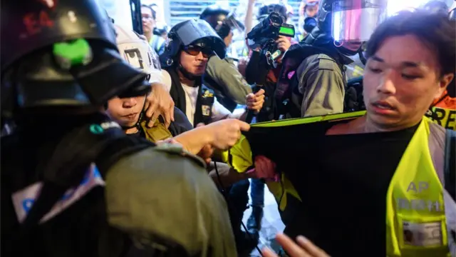 香港铜锣湾“反送中”示威现场一名身穿美联社反光衣记者怀疑被警员拉扯衣服(8/9/2019)