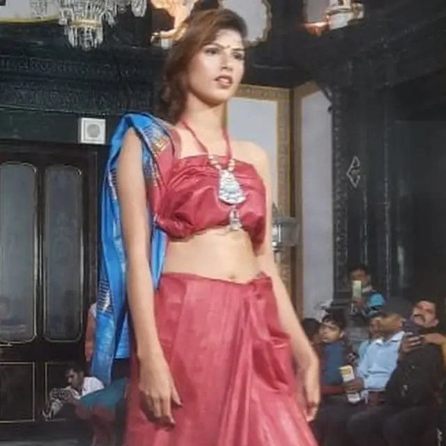 साड़ी में मॉडल