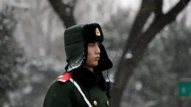 চীনের সর্বত্র সৈন্যদের নজরদারি বাড়ছে।