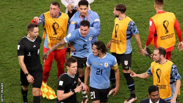 Para pemain Uruguay memprotes keputusan wasit jelang laga berakhir. Edinson Cavani diberikan kartu kuning karena aksi protesnya.