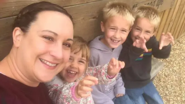 Emma Connell-Smith çocuklarının YouTube'da oyuncak açma videolarını izlemesini yasaklamış.