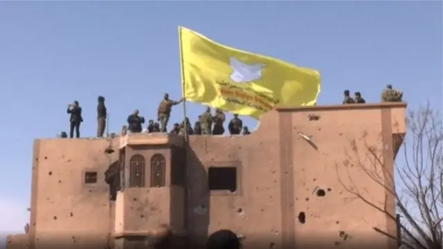 ఐఎస్ అంతానికి సూచనగా సిరియా దళాలు ఎగరేసిన జెండాలు