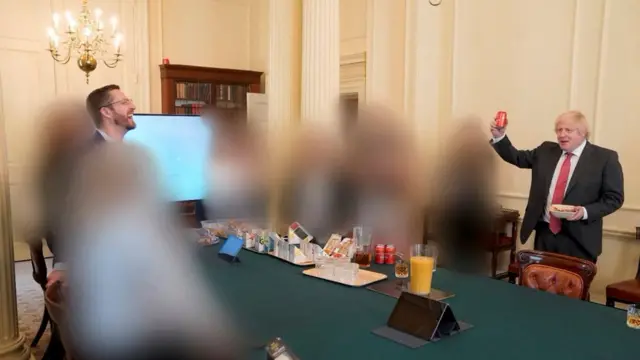 2020年6月19日，英国首相府内为约翰逊庆祝生日。镜头内还有内阁办公厅大臣西蒙·凯斯（Simon Case）