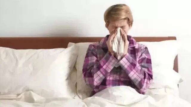 జలుబుతో బాధపడుతోన్న వ్యక్తి