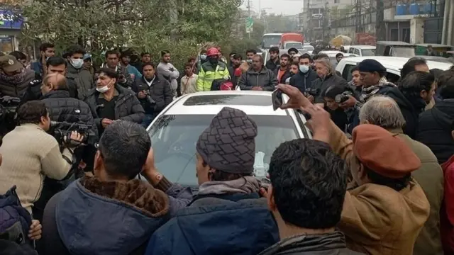 محمد حسنین کے قتل کے بعد ان کے گاڑی کے گرد پولیس اور عوام جمع ہیں