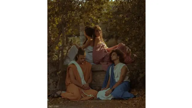 شابان وفتاتان في حديقة