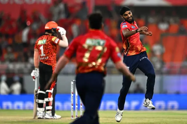 ਅਰਸ਼ਦੀਪ ਸਿੰਘ (ਸੱਜੇ) ਹੈਦਰਾਬਾਦ ਦੇ ਅਬਦੁਲ ਸਮਦ (ਖੱਬੇ) ਦੀ ਵਿਕਟ ਲੈਣ ਤੋਂ ਬਾਅਦ ਖੁਸ਼ੀ ਦੇ ਰੌਂਅ ਵਿੱਚ