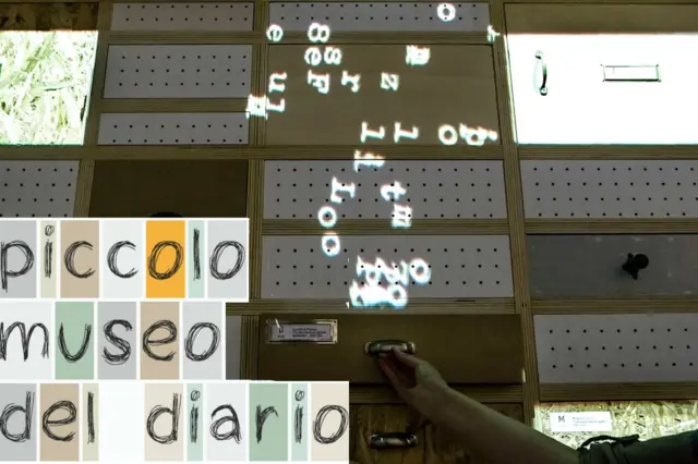 Logo del museo sobre imagen de una de sus paredes llenas de cajas