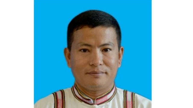 ချင်းပြည်နယ် မဲဆန္ဒနယ်အမှတ် ၁၁ ရဲ့ အမျိုးသားလွှတ်တော်ကိုယ်စားလှယ် ဦးဝှေ့တင်းကိုတော့ ဆက်ခေါ်ထားတုန်းလို့ သူကပြောပါတယ်။