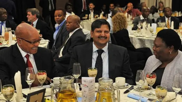 अनिल गुप्ता के साथ जैकब ज़ूमा