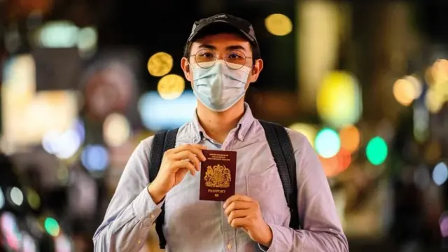 బ్రిటిష్ పాస్‌పోర్టుతో హాంకాంగ్ యువకుడు