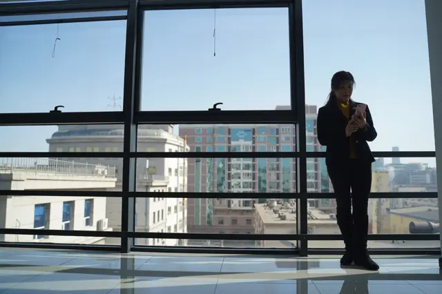 北京的心理諮詢師李虹說，樹洞救援佔用了她生活中的大半時間。她目前已救助近30人。