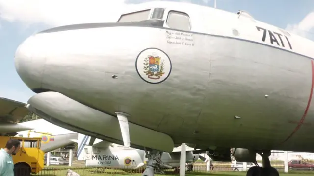 Detalle del avión donde se ve el escudo de Venezuela.