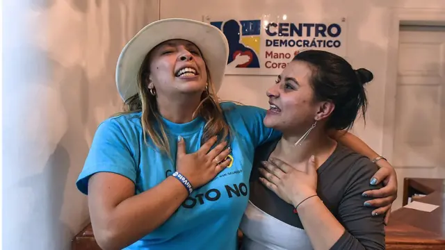 Dos jóvenes celebran la victoria del "no" a los acuerdos de paz.