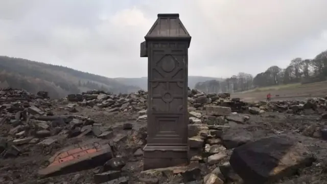 2018ની ગરમીઓમાં ડર્વેંટ હૉલના મુખ્ય દ્વારનો એક ભાગ દેખાયો