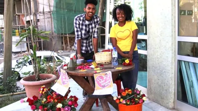 ወጣቶች አበባ በመሸጥ ላይ