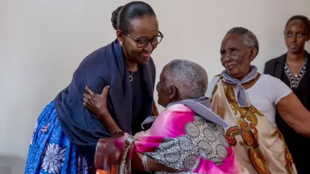 Mara nyingi anapowatembelea yatima na wajane humpokea kwa nyimbo za furaha huku baadhi yao hata kumkumbatia kwa furaha.