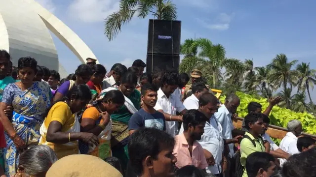 ஜெயலலிதாவுக்கு அஞ்சலி செலுத்த குழுமிய மக்கள் கூட்டம்