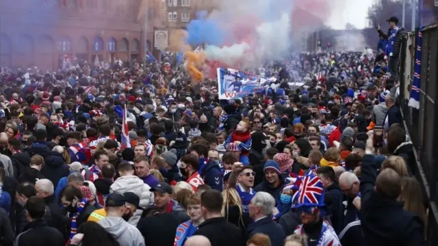 Огромные толпы болельщиков собрались перед стадионом "Иброкс" несмотря на предупреждения властей