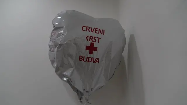 balon u crvenom krstu