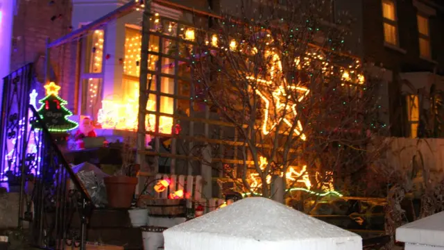 украшенный палисадник