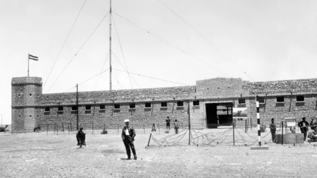 ঔপনিবেশিক শাসনের পর বাহরাইনের একটি সামরিক দুর্গ।