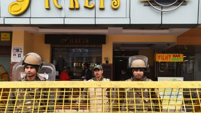 થિએટરની બહાર સુરક્ષા