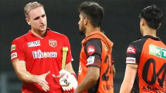 آئی پی ایل کے آخری لیگ میچ کے بعد لیام سٹرانگ عمران ملک سے ہاتھ ملاتے ہوئے