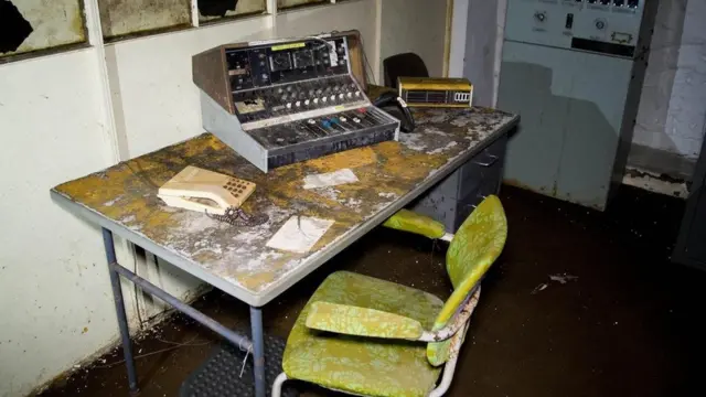 在受到攻击的情况下，公告将从这样的机器发出。这台机器是由BBC广播电台捐赠的，并非原件（图片来源： William Park）