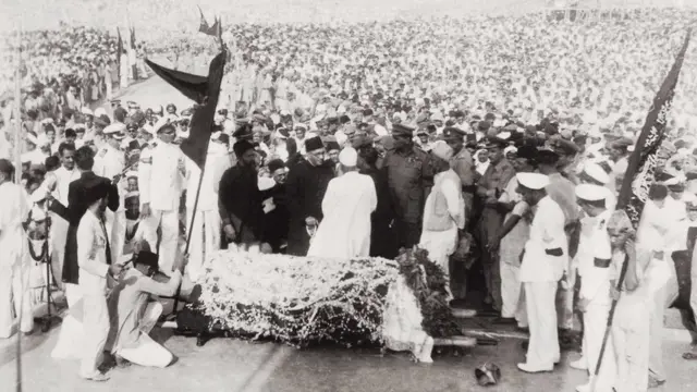 محمد علی جناح کی نمازِ جنازہ کا منظر