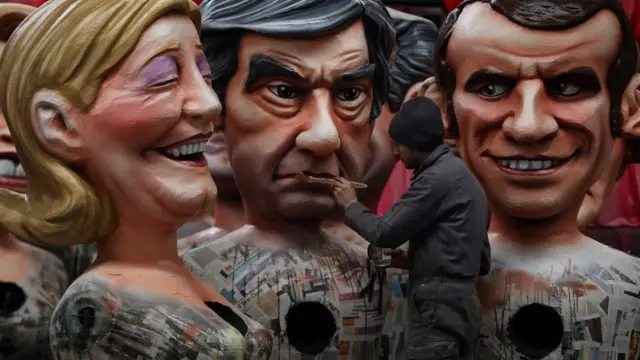 Marine Le Pen, François Fillon ve Emmanuel Macron'un heykelleri.